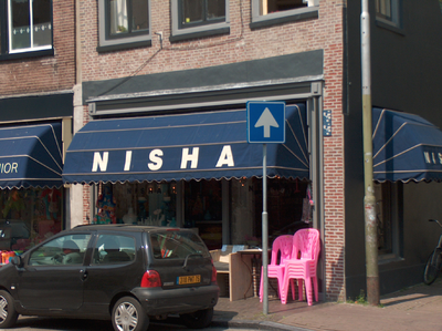 820062 Gezicht op de winkelpui van het hoekpand Wittevrouwenstraat 40 ( Nisha -interieur) te Utrecht.N.B. Vanaf ca. ...